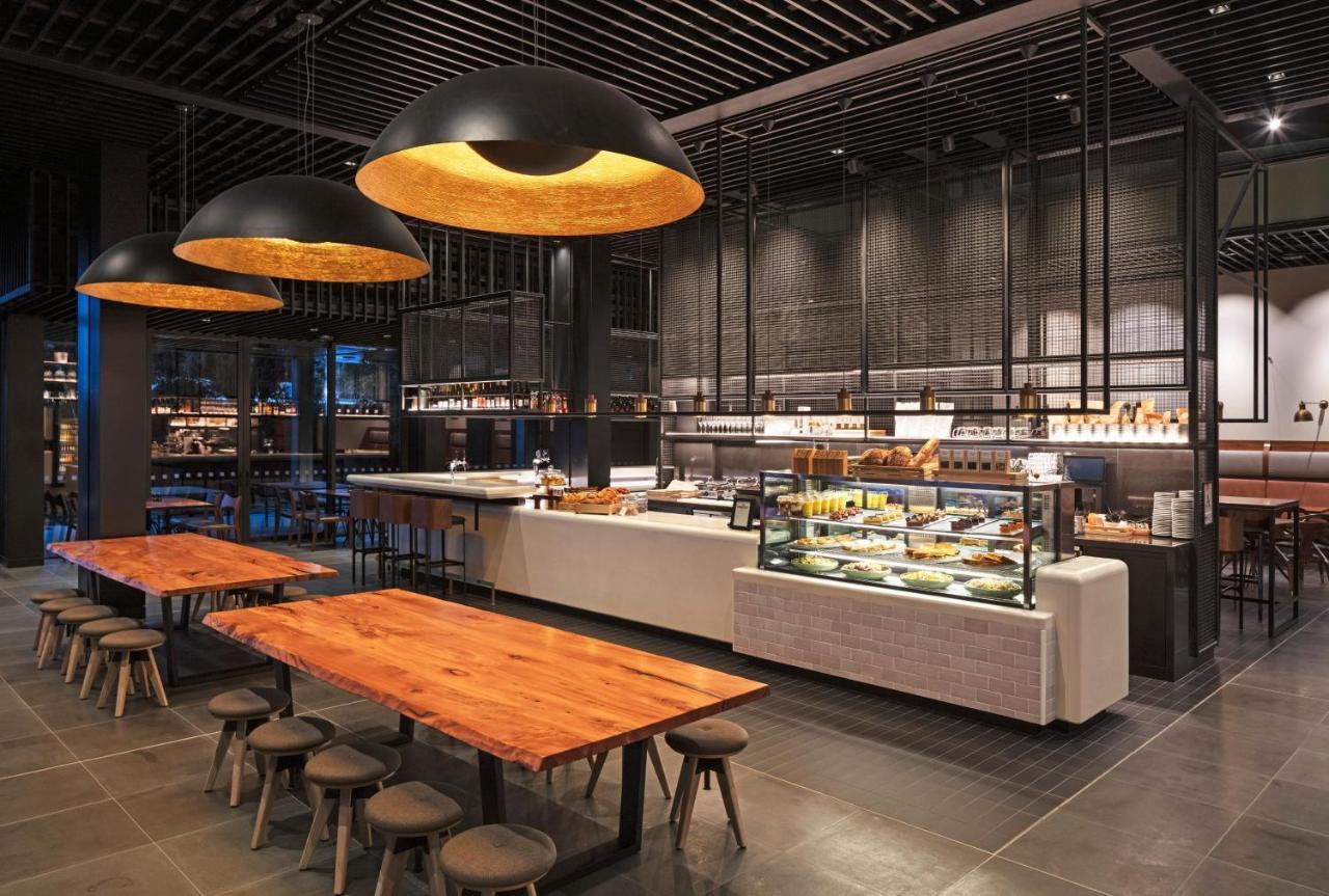 Отель Park Hyatt Окленд Экстерьер фото The interior of a Starbucks Reserve store